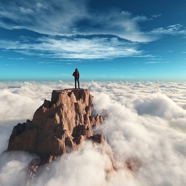 homme en haut d'une montagne
